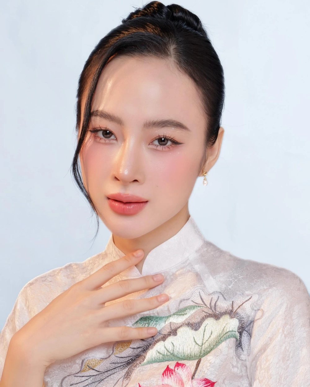 Em gái dễ thương và vẻ đẹp trong veo, thuần khiết