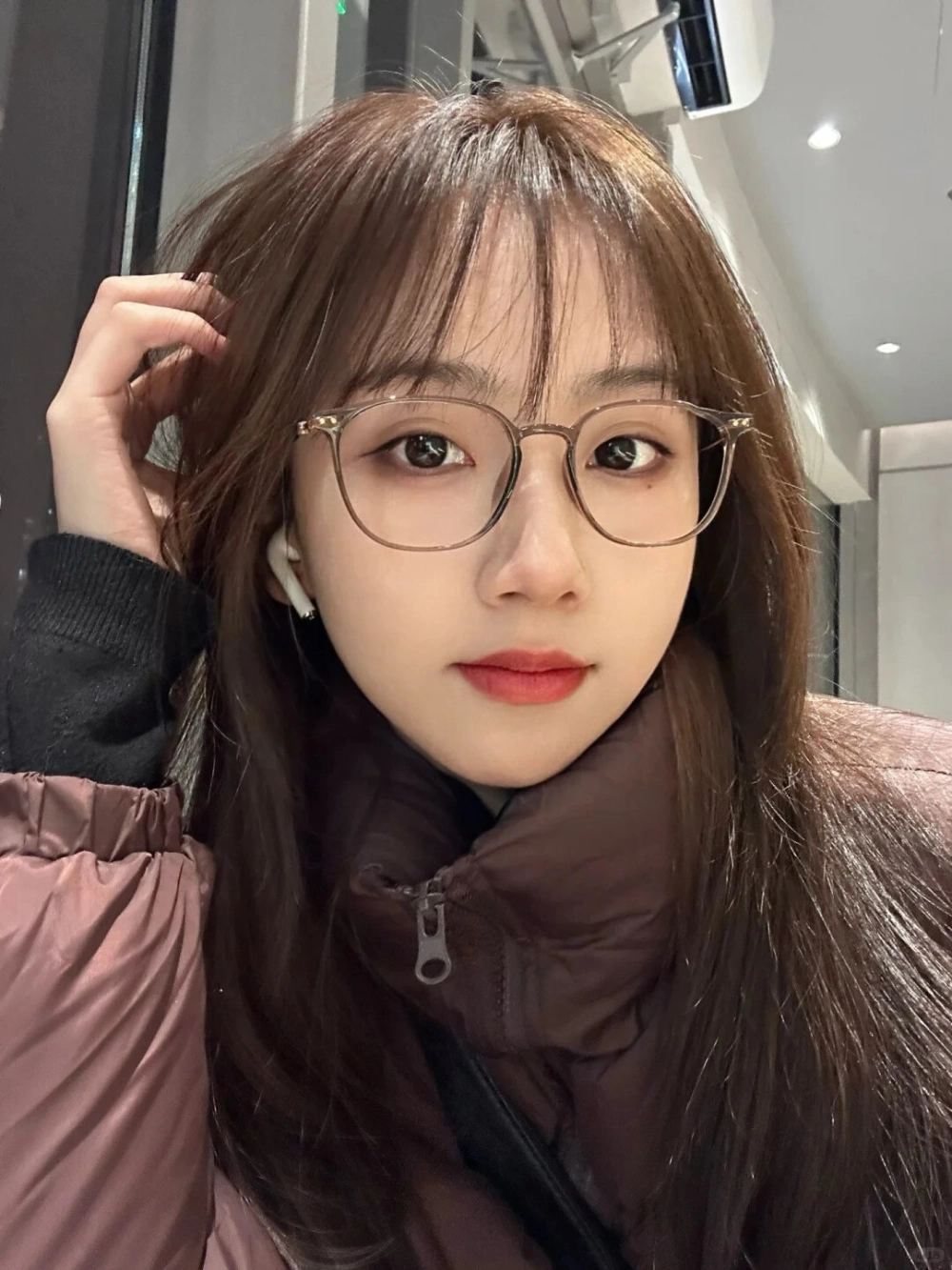 Gái đẹp đeo kính với thần thái sang chảnh, thông minh