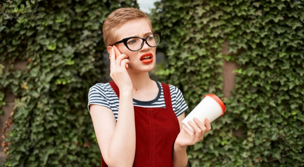 Gái xinh cute đeo kính và nụ cười tỏa nắng rạng rỡ