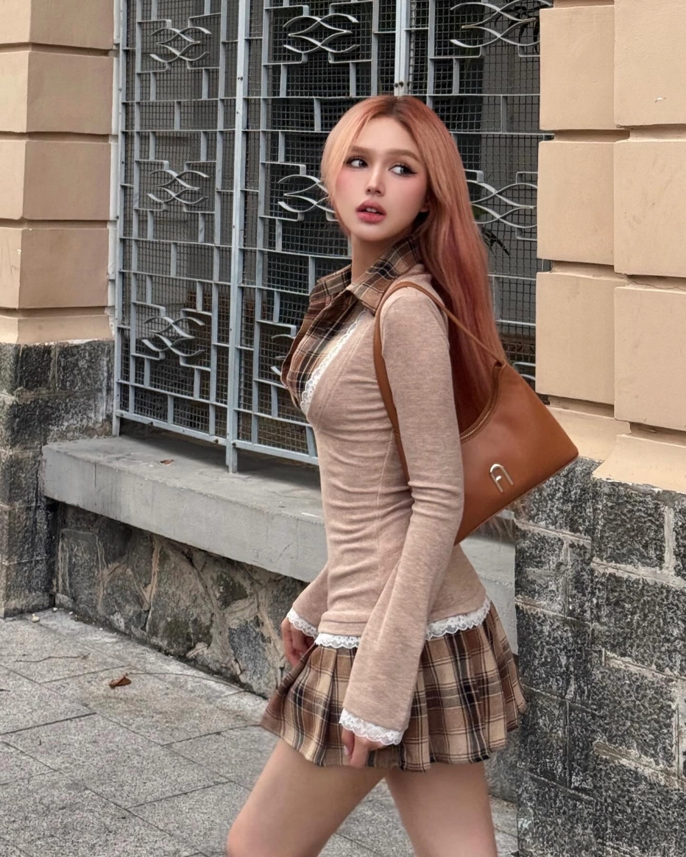 Gái đẹp váy ngắn và phong cách thời trang trẻ trung, năng động