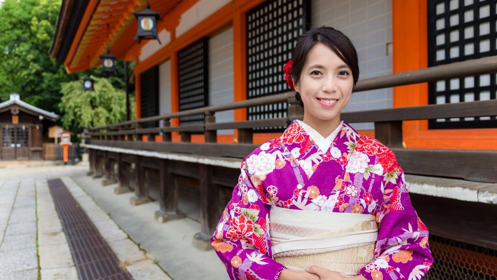 Cô gái Nhật Bản xinh đẹp tươi sáng và duyên dáng