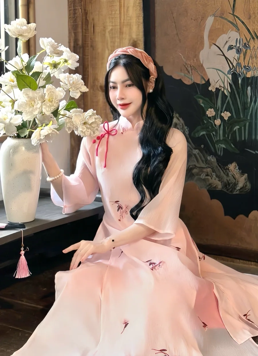 Ảnh đẹp cô gái mặc áo dài và nụ cười tỏa nắng rạng rỡ