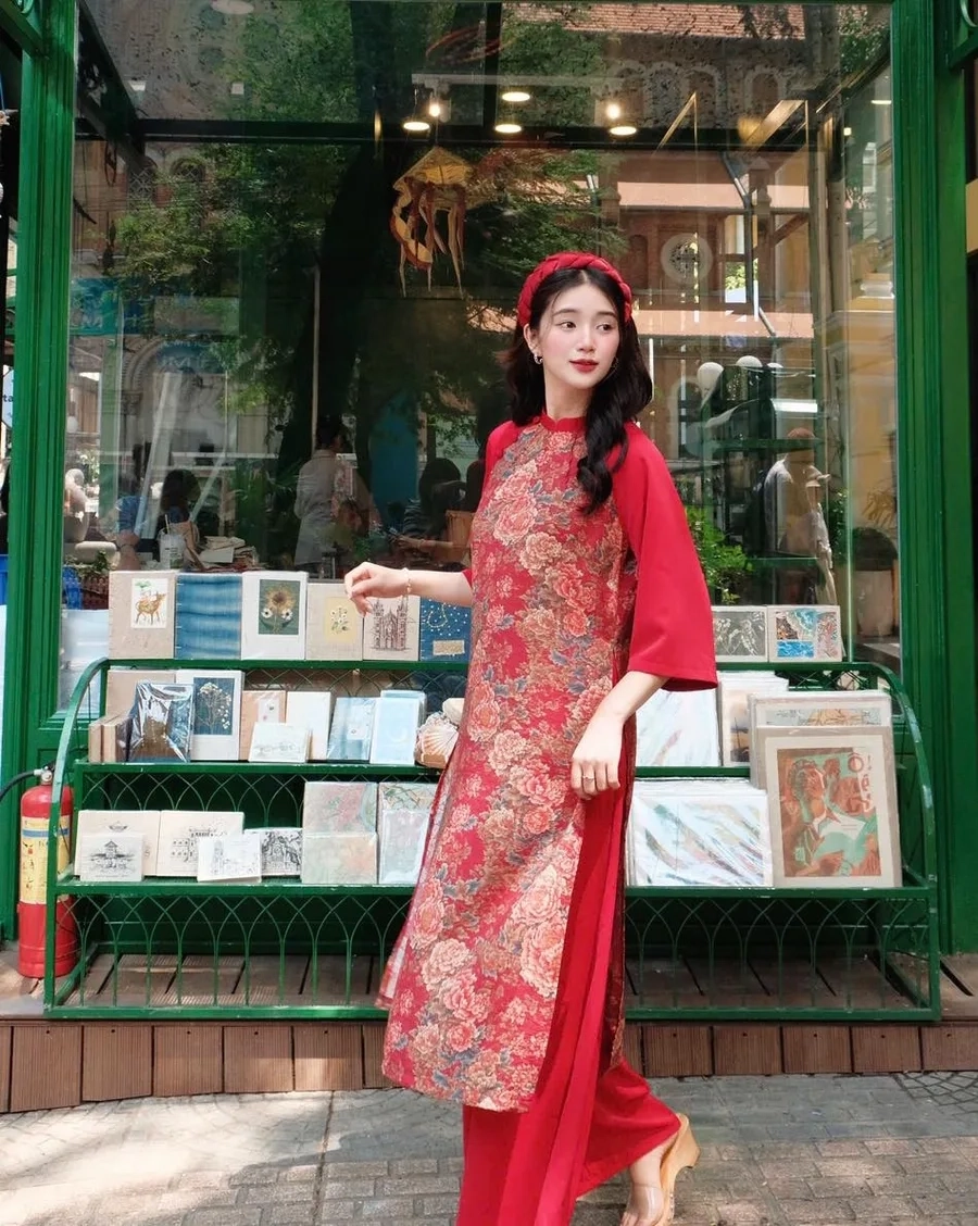 Gái xinh áo dài mỏng lấp ló đường cong đầy bí ẩn