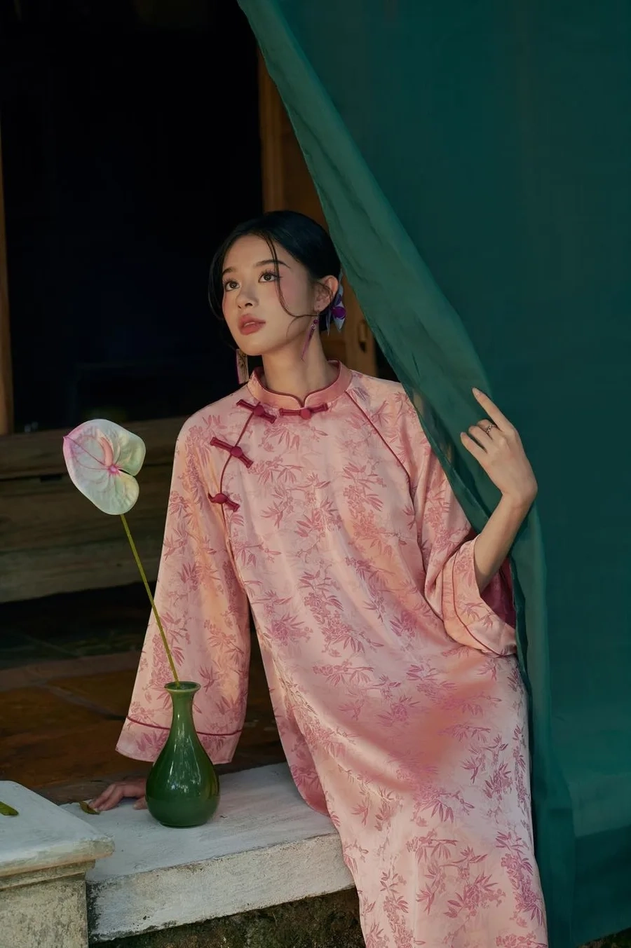 Hình ảnh cô gái mặc áo dài mỏng và nét gợi cảm tinh tế