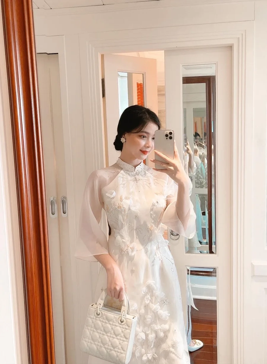 Gái xinh khoe áo dài mỏng và thân hình quyến rũ lấp ló