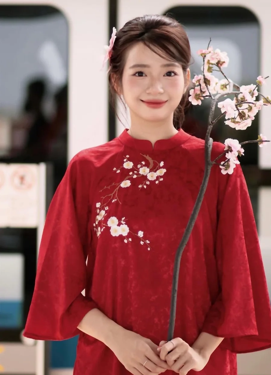 Ảnh gái xinh mặc áo dài Tết rạng rỡ du xuân trong tà áo đỏ