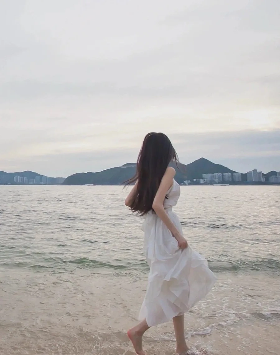 Ảnh gái xinh tóc dài đẹp che mặt thướt tha trong nắng chiều