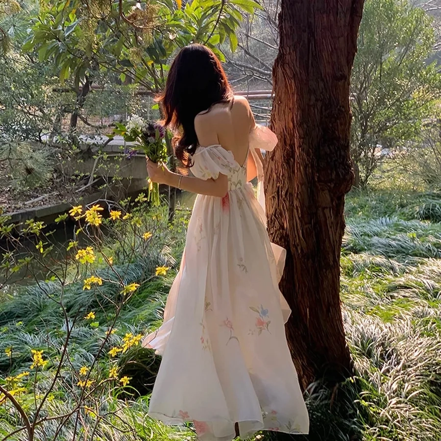 Hình ảnh gái đẹp tóc dài che mặt đầy thơ mộng và lãng mạn