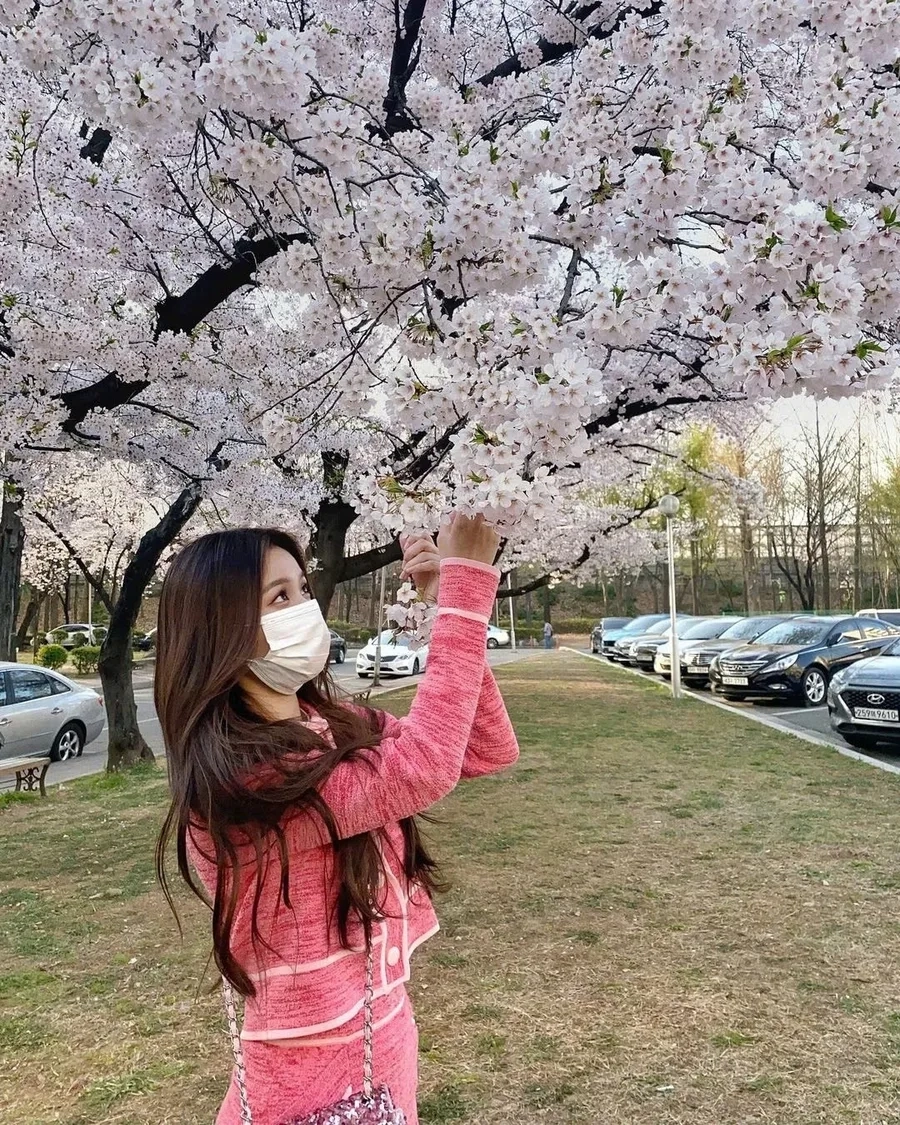 Gái xinh tóc dài đeo mắt kính che mặt và vẻ đẹp đầy tri thức