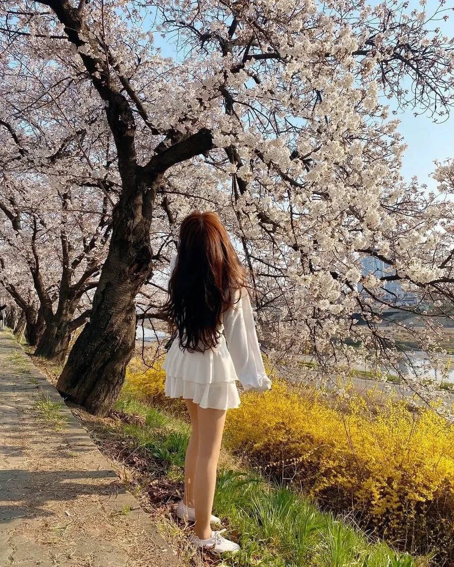 Hình gái xinh đeo mắt kính tóc dài che mặt đầy bí ẩn