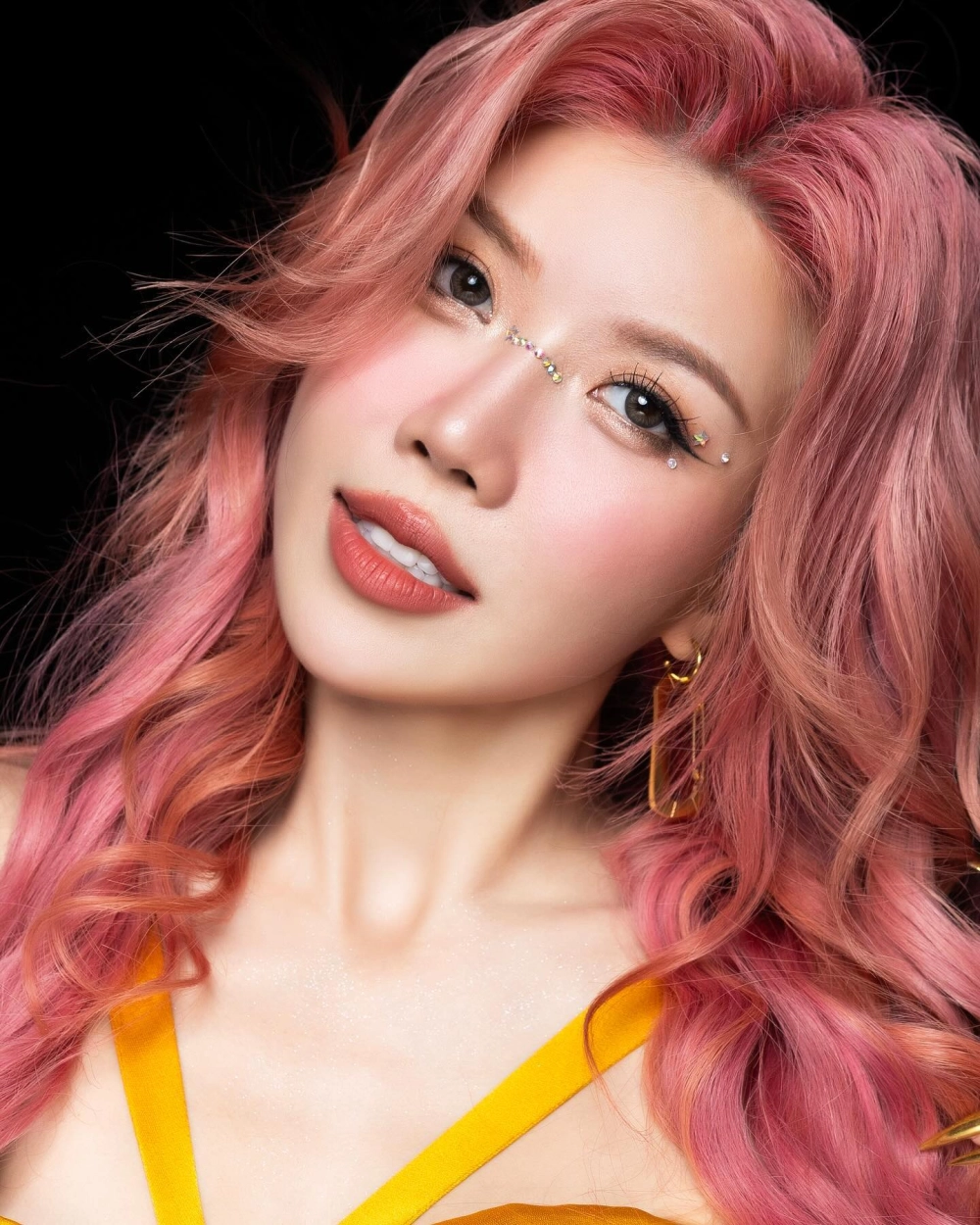 Cô gái cười dịu dàng và đáng yêu tự nhiên