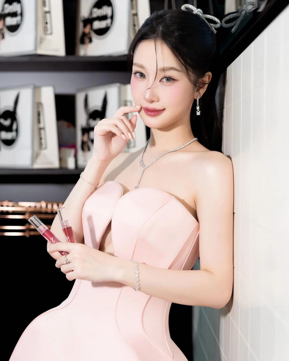 Gái xinh cười duyên dễ thương và rạng rỡ tự nhiên