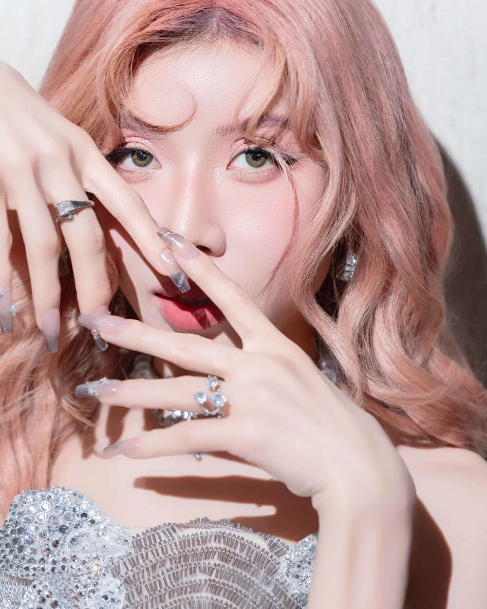 Em bé gái cười dễ thương và tràn đầy năng lượng