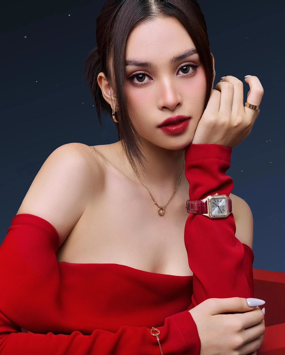 Cô gái răng khểnh duyên dáng và nổi bật mọi ánh nhìn