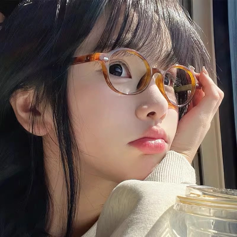 Gái xinh tóc dài đeo kính cute và vẻ đẹp dịu dàng, nữ tính