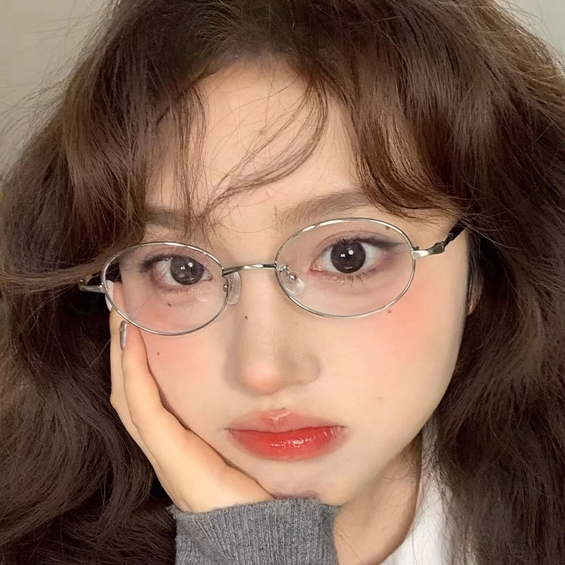 Gái xinh đeo kính cute với biểu cảm kẹo ngọt đốn tim