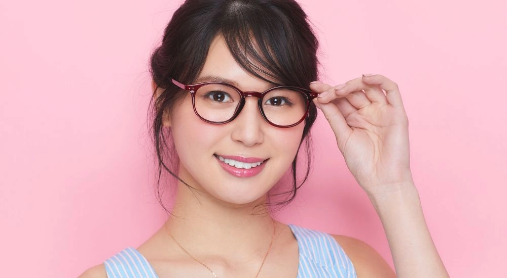 Gái xinh tóc ngắn đeo kính cute đầy cá tính và năng động