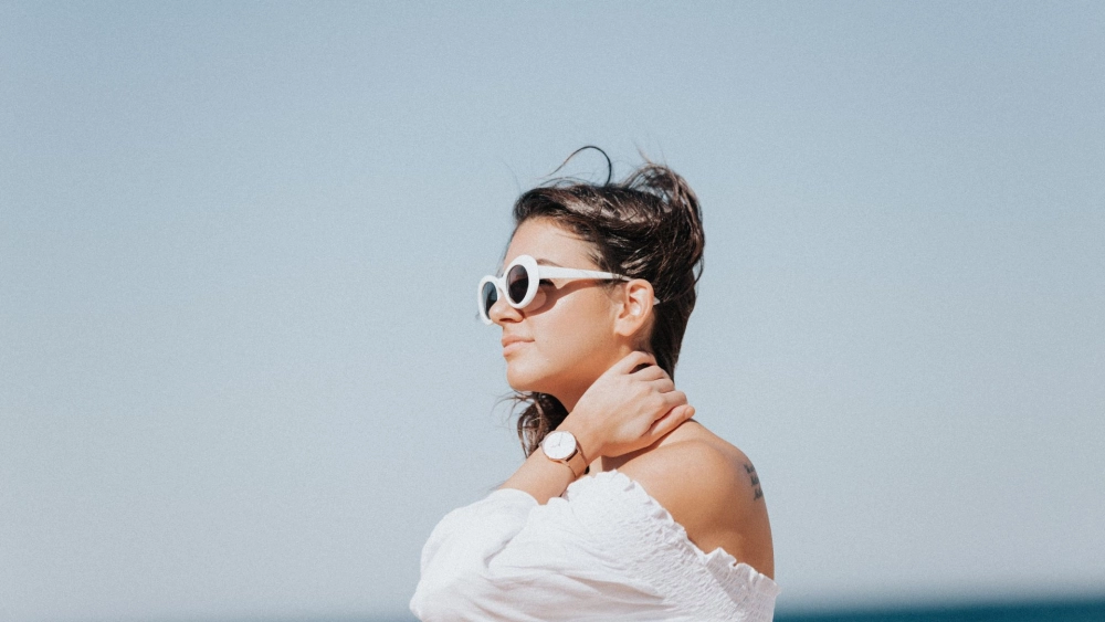 Hình gái xinh đeo mắt kính phong cách dễ thương và nổi bật