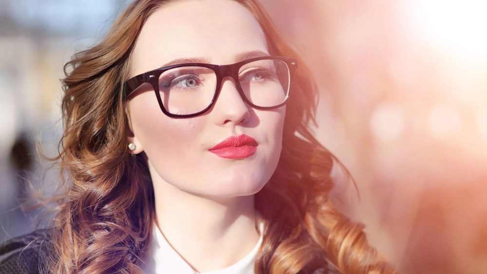 Gái xinh mắt kính tươi sáng và năng động mọi lúc