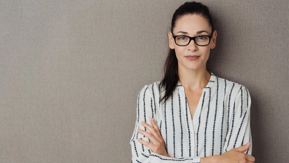 Gái xinh đeo kính ngầu cá tính và nổi bật phong cách riêng