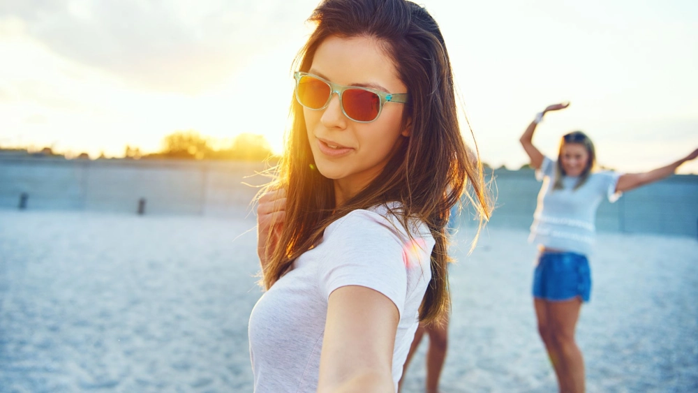 Gái đeo kính phong cách năng động và hiện đại