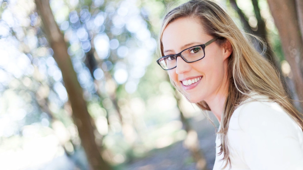 Hình con gái đeo kính dễ thương và đáng yêu mọi lúc