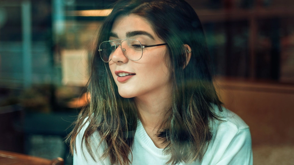 Hình con gái đeo mắt kính phong cách năng động và tươi sáng