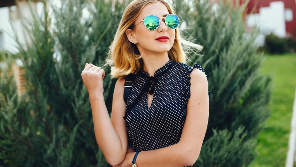 Hình cô gái đeo mắt kính dịu dàng và thu hút mọi ánh nhìn