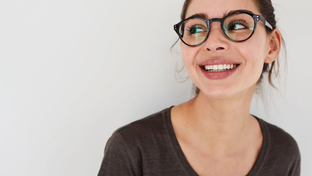 Ảnh cô gái đeo kính và vẻ đẹp tri thức đầy cuốn hút