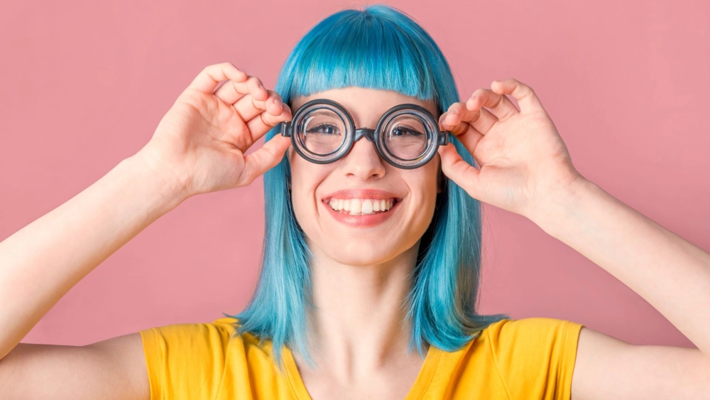 Ảnh gái cute đeo kính khiến ai cũng phải xiêu lòng