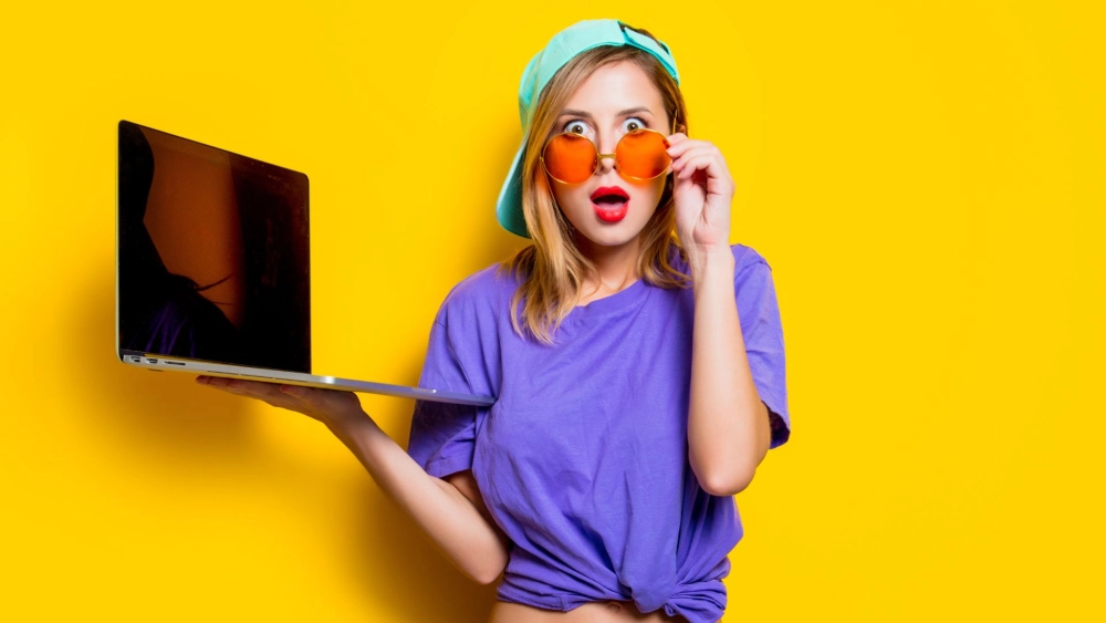 Em gái đeo kính cute và vẻ đẹp trong sáng, thanh thuần