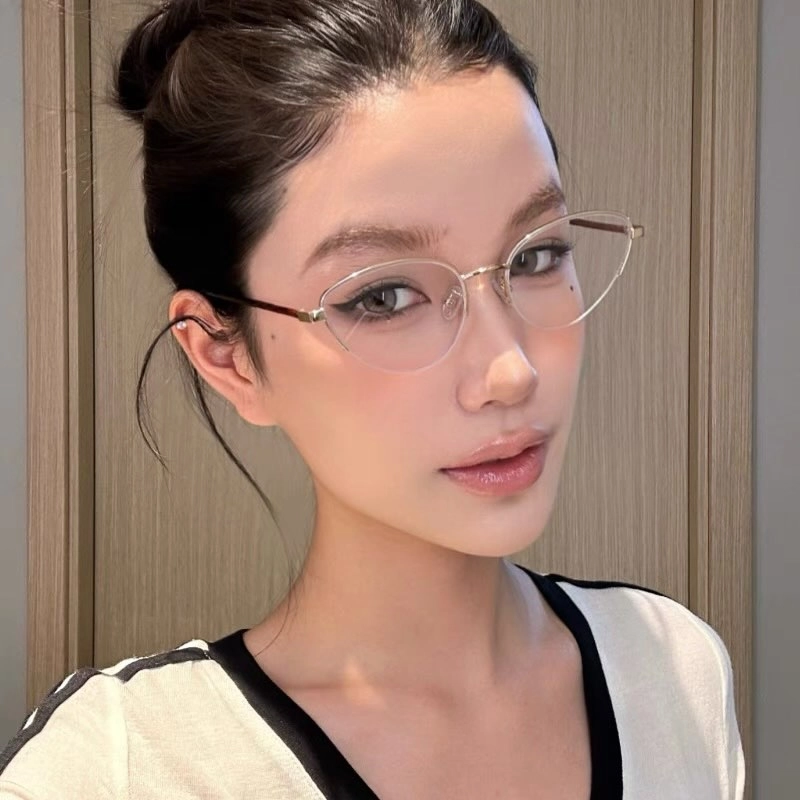 Ảnh gái xinh tóc ngắn đeo kính cute và vẻ đẹp kẹo ngọt đốn tim