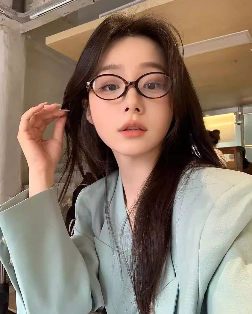 Ảnh gái xinh đeo mắt kính cute chuẩn phong cách Ulzzang Hàn Quốc