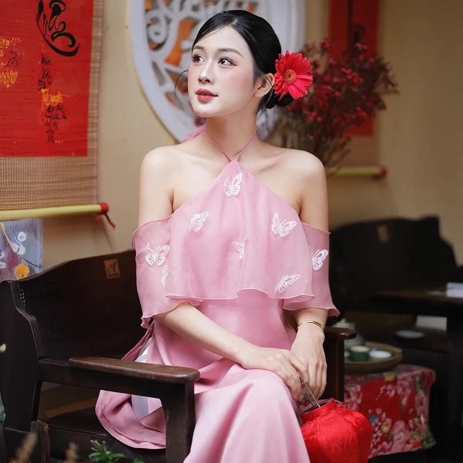 Gái đẹp mặc áo dài thướt tha và đầy dịu dàng