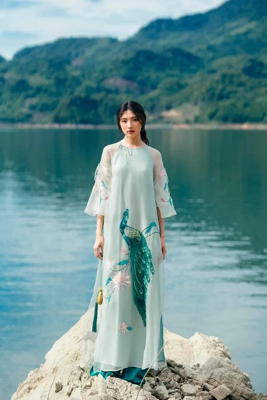 Gái áo dài sexy với những đường nét cơ thể đầy gợi cảm