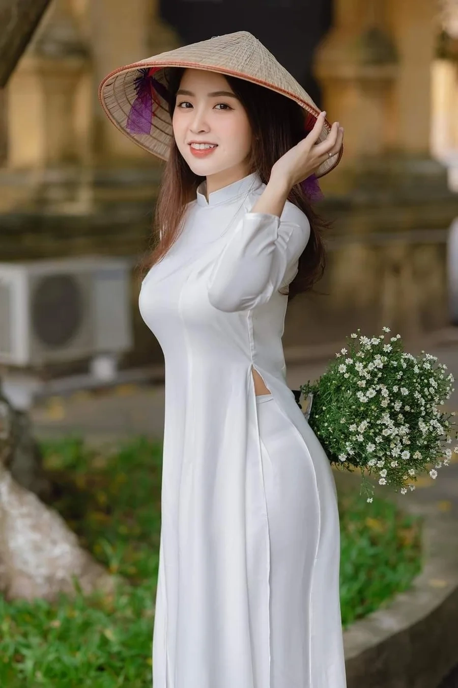 Hình ảnh cô gái mặc áo dài đẹp và nụ cười tỏa nắng rạng rỡ