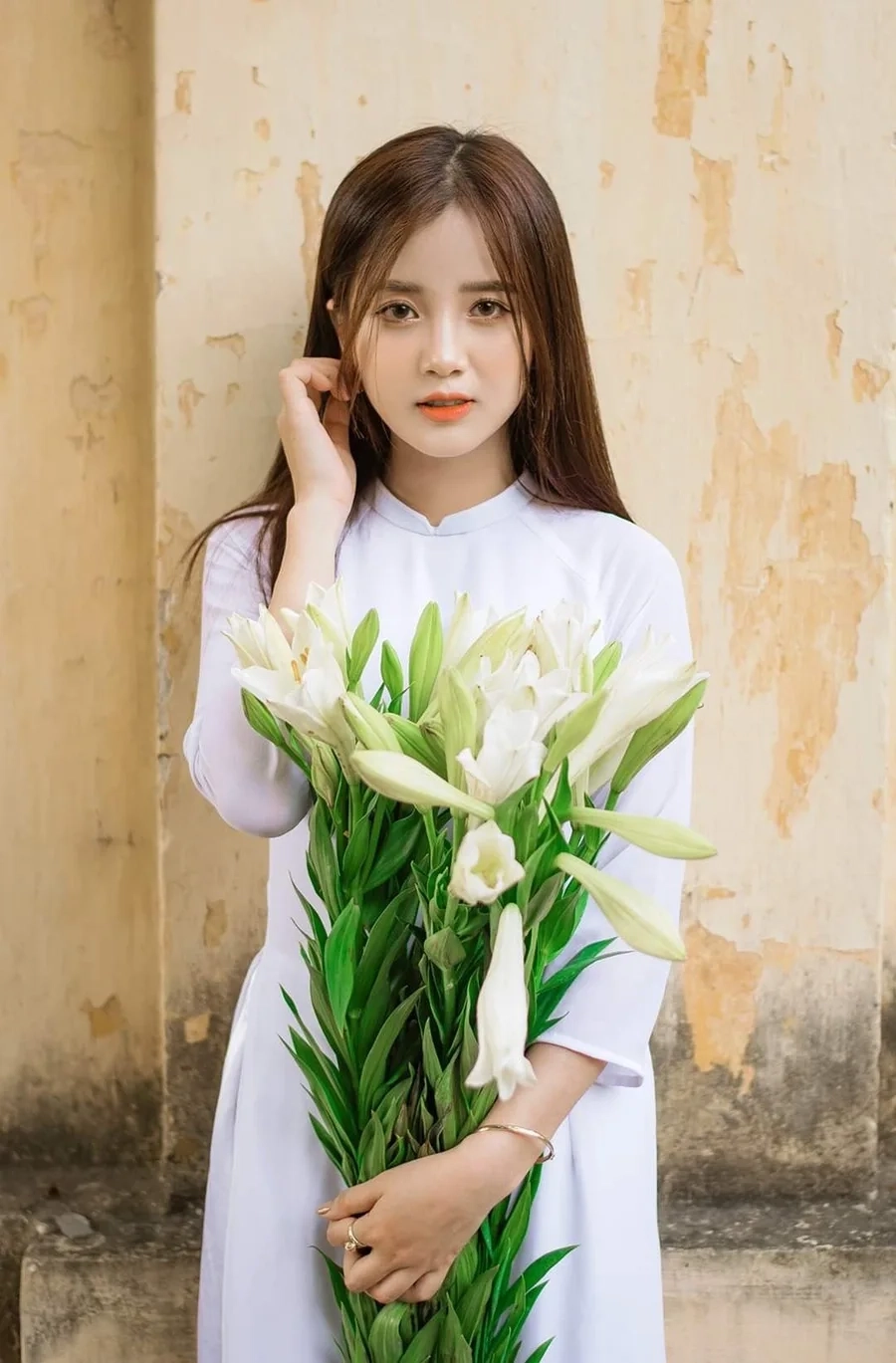 Hình ảnh cô gái mặc áo dài trắng và vẻ đẹp trong trẻo, thuần khiết