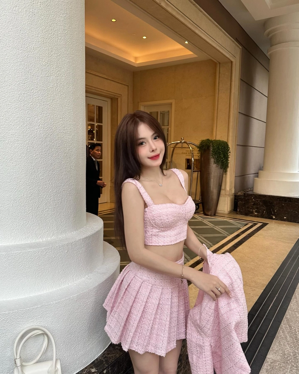 Gái xinh mặc váy lộ cuốn hút và tươi sáng mọi lúc