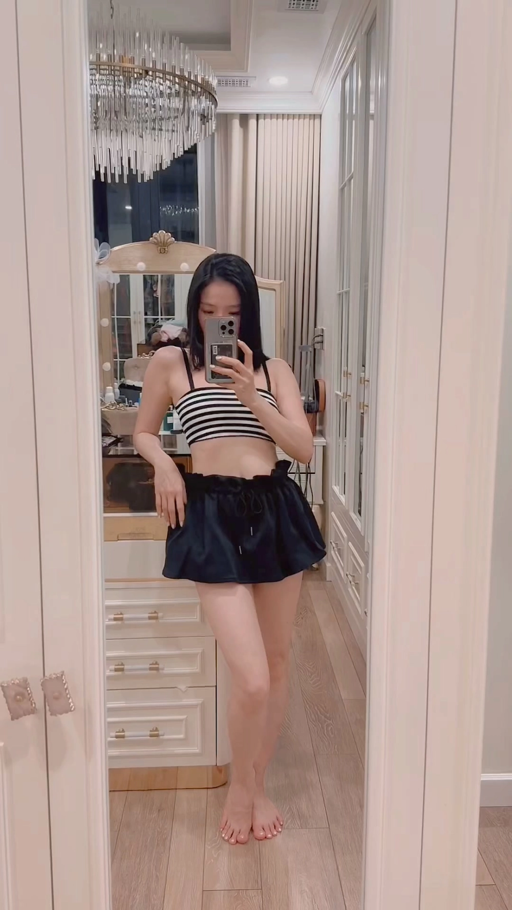 Gái xinh mặc váy siêu ngắn và phong cách thời trang táo bạo