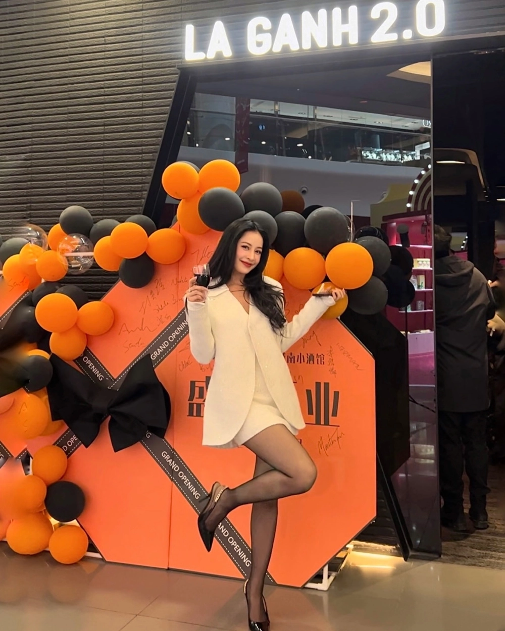 Hình ảnh gái xinh mặc váy ngắn thu hút hàng triệu lượt xem