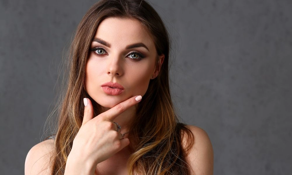 Gái trẻ xinh tươi sáng và năng động đầy sức sống