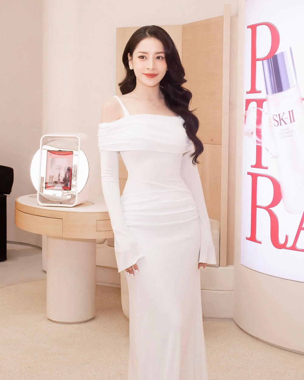 Gái xinh mặc váy ngắn xinh đẹp và nổi bật tự nhiên