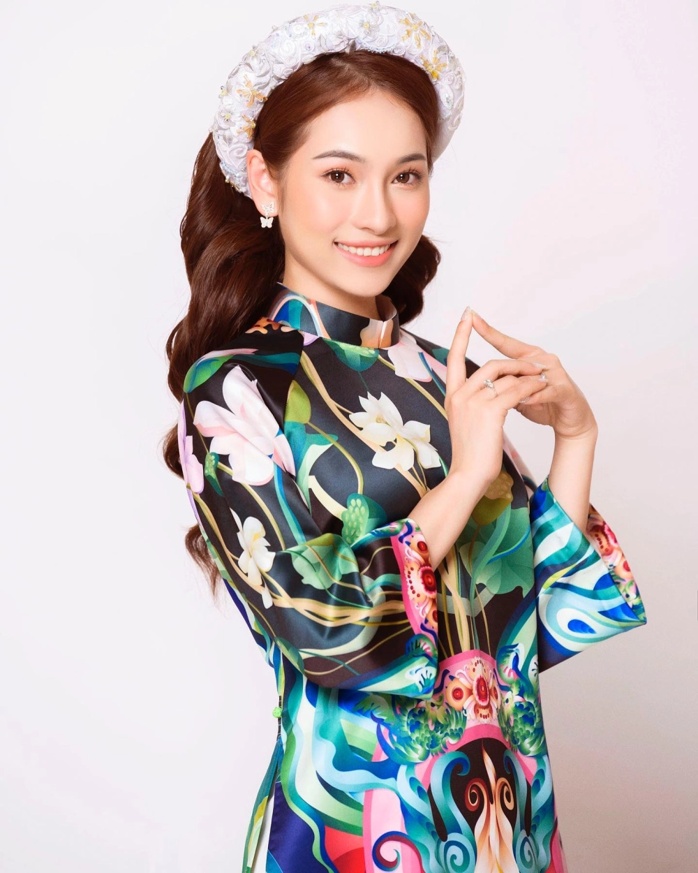 Sara Lưu tuổi và nhan sắc mặn mà của bà mẹ hai con