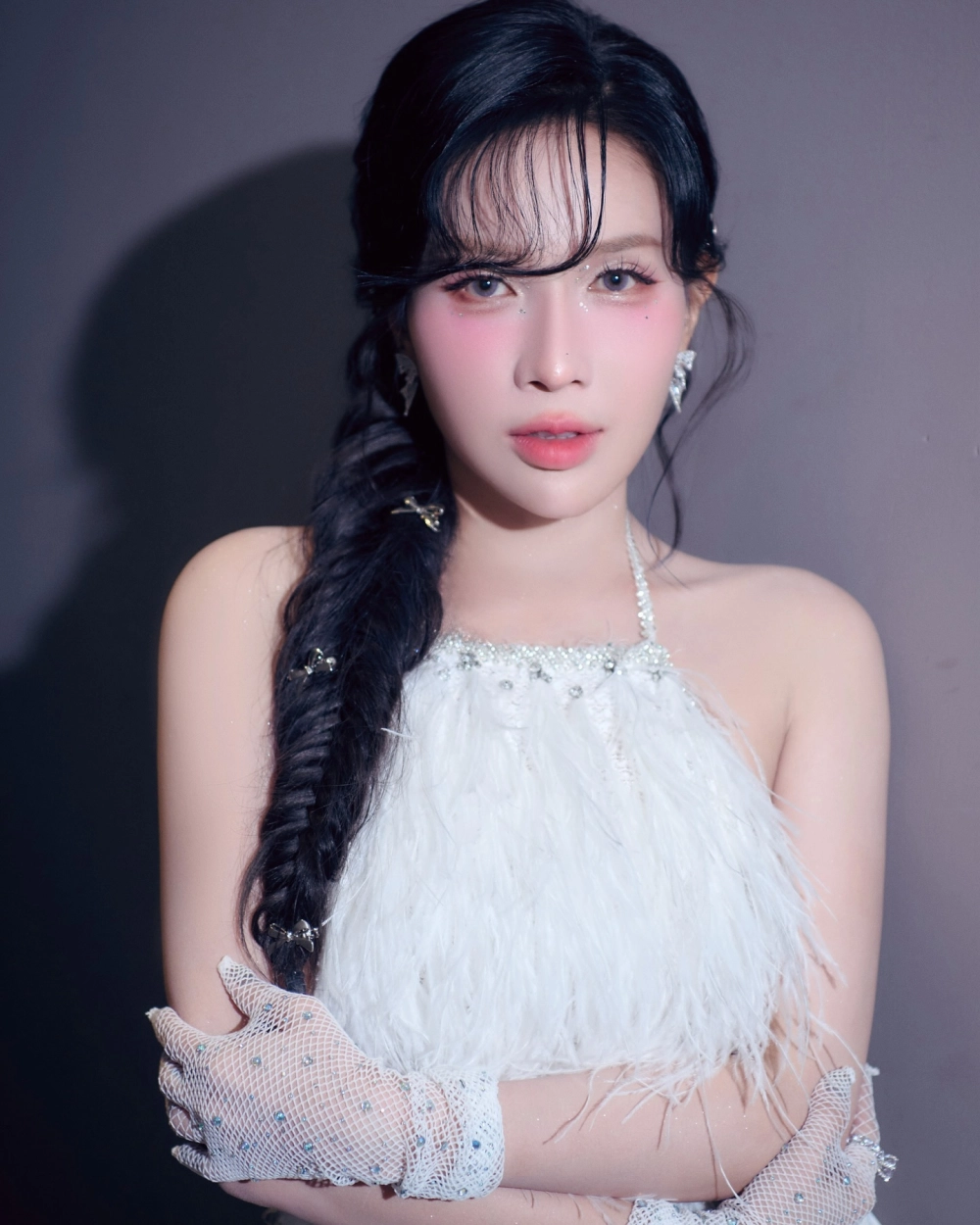 Gái xinh quyến rũ với ánh mắt mê hoặc, đầy lôi cuốn