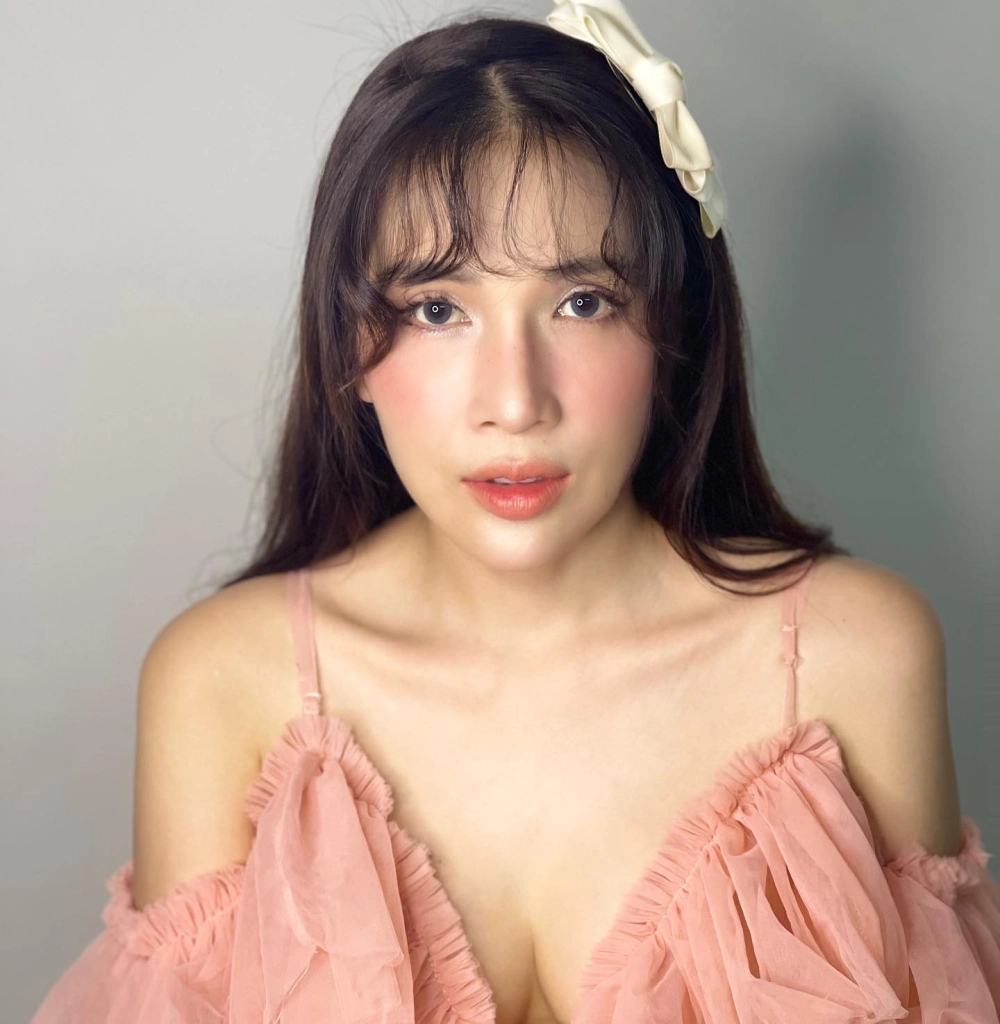 Cô gái xinh live và nụ cười tỏa nắng đốn tim người hâm mộ