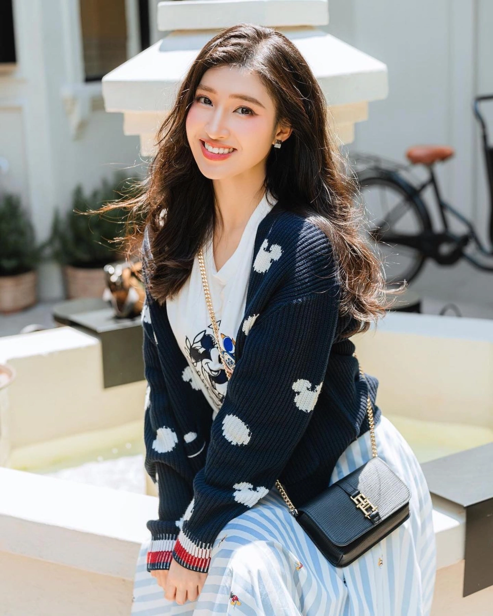 Ảnh gái tóc dài đẹp và góc nghiêng thần thánh