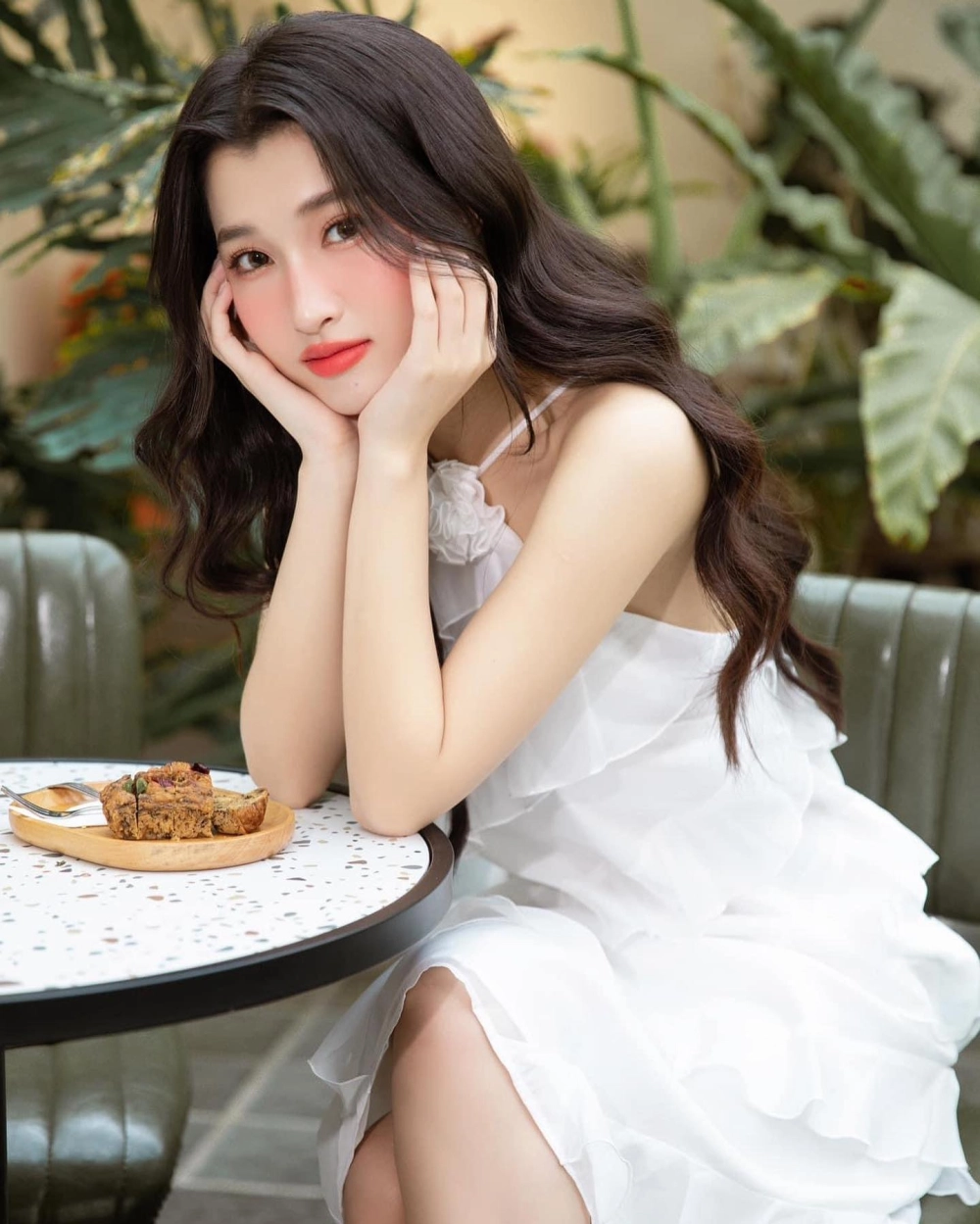 Hình ảnh cô gái tóc dài thướt tha bên bờ biển