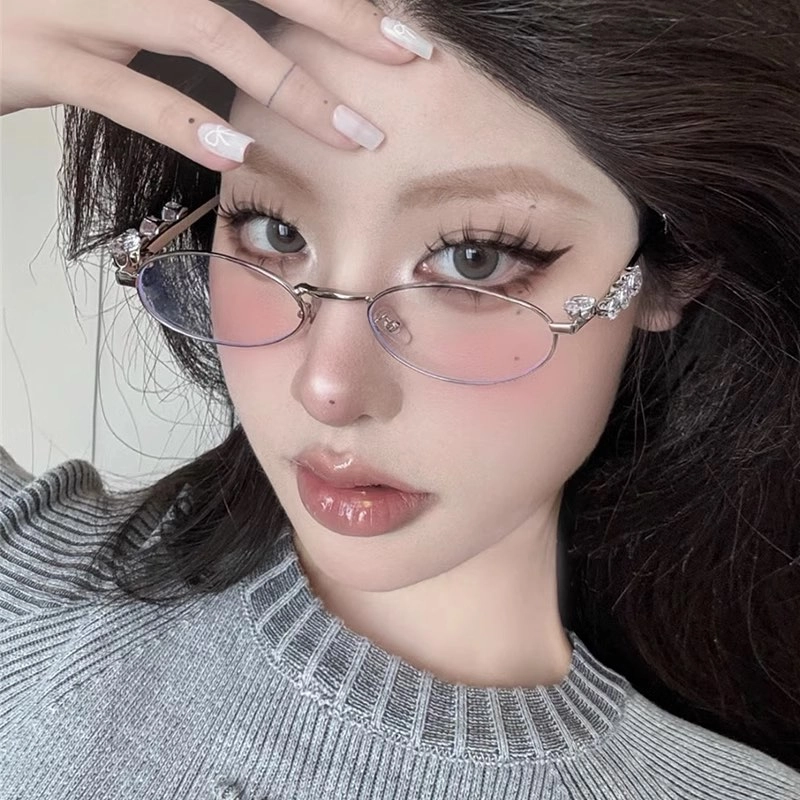 Gái xinh tóc dài đeo kính 2k10 và nét đẹp trong sáng, đáng yêu