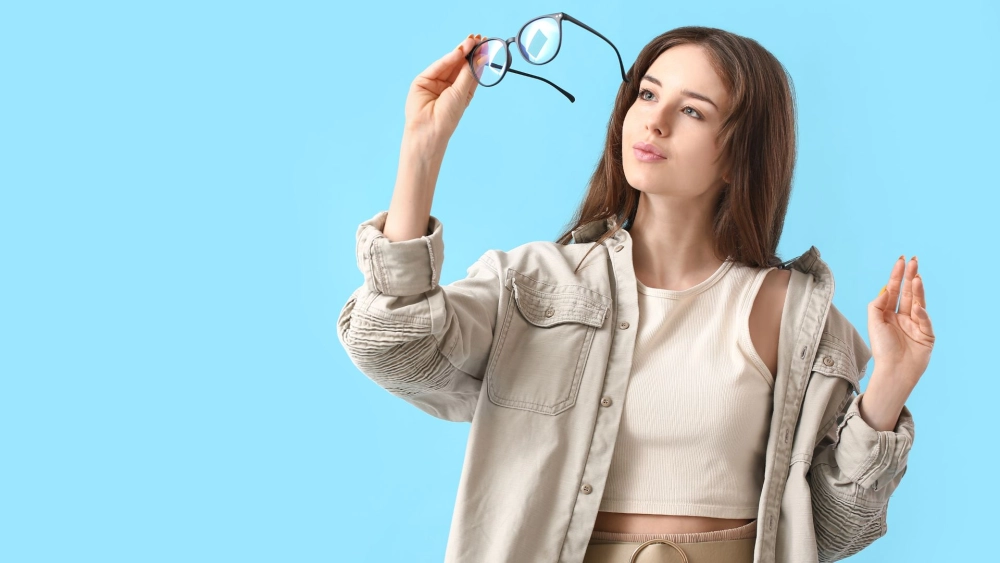 Ảnh gái xinh đeo kính tóc dài và góc nghiêng thần thánh