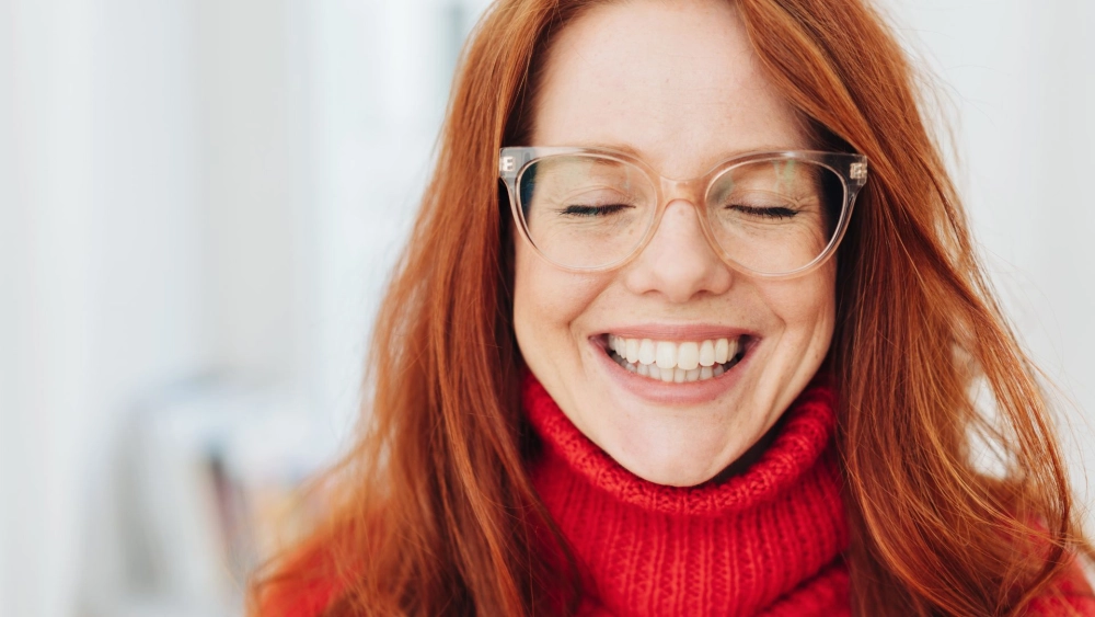 Ảnh gái xinh đeo mắt kính tóc dài và vẻ đẹp trong trẻo, thanh thuần